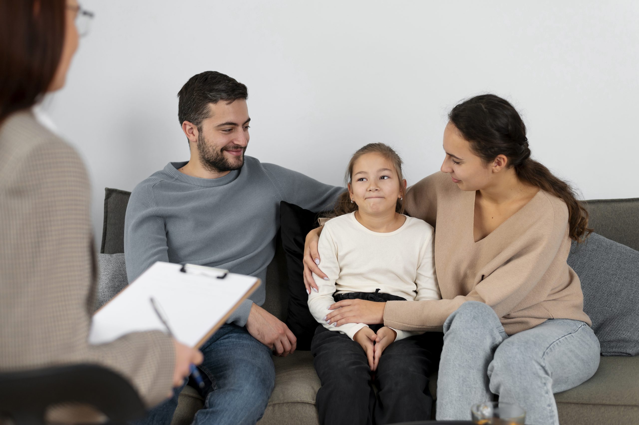 Ouders op de bank met kind